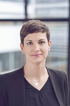 Frau  Louisa Holz