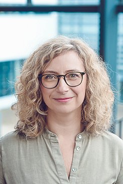 Frau Diplom Designerin Tania Stiller